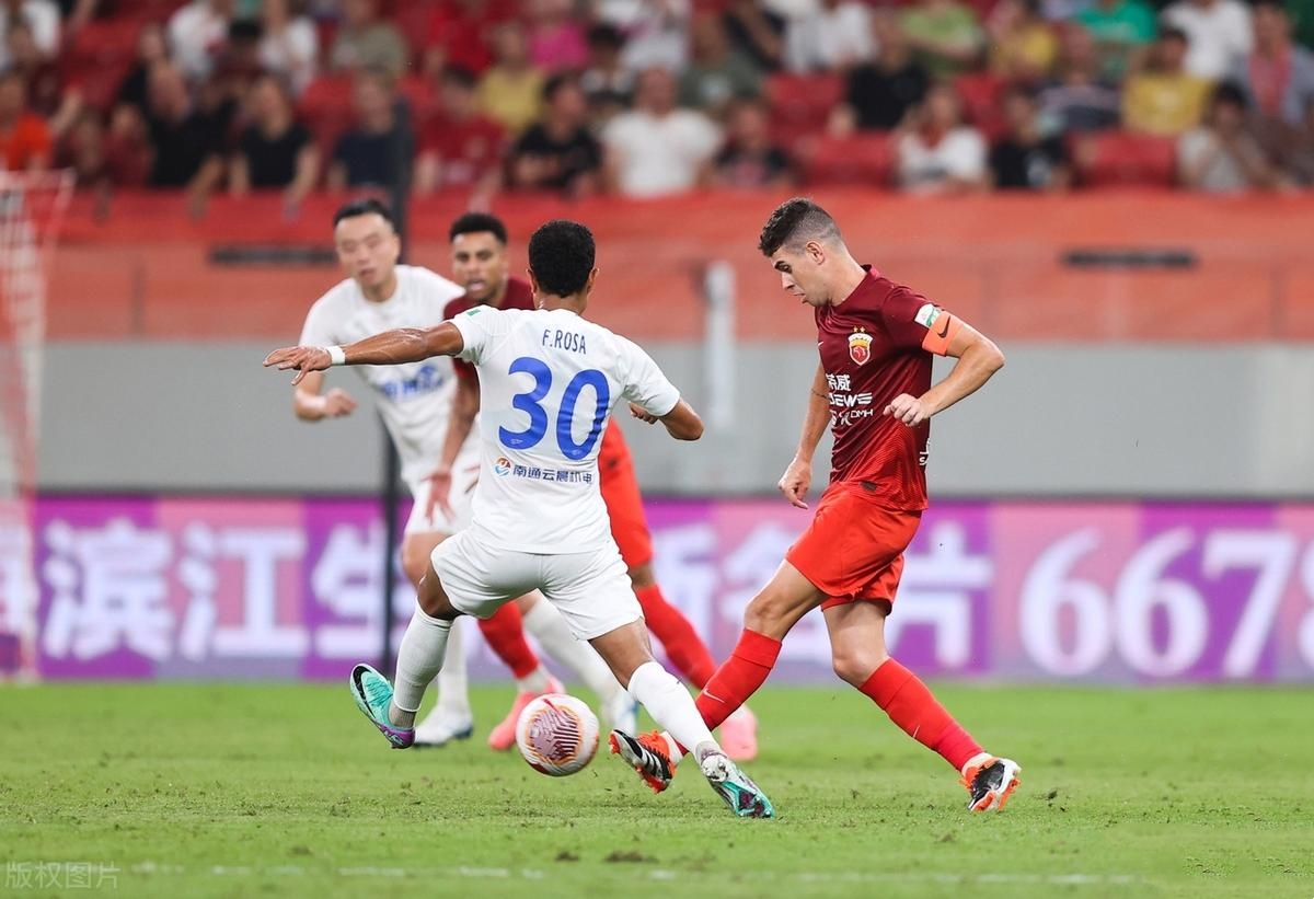 开云体育-窗口期体能课后，上海海港手感冰凉备战德甲，质疑声仍在，轮换策略成焦点(21式海军作训服)